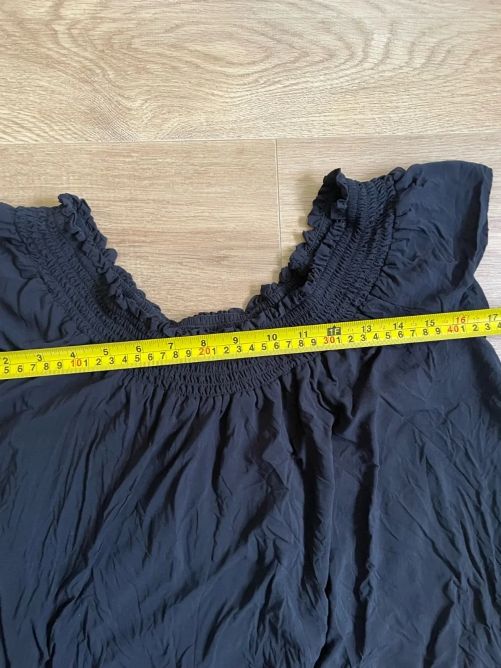 Talula Black Crinkle Off Shoulder Top Smocked Stretch Size S - Picture 7 of 8